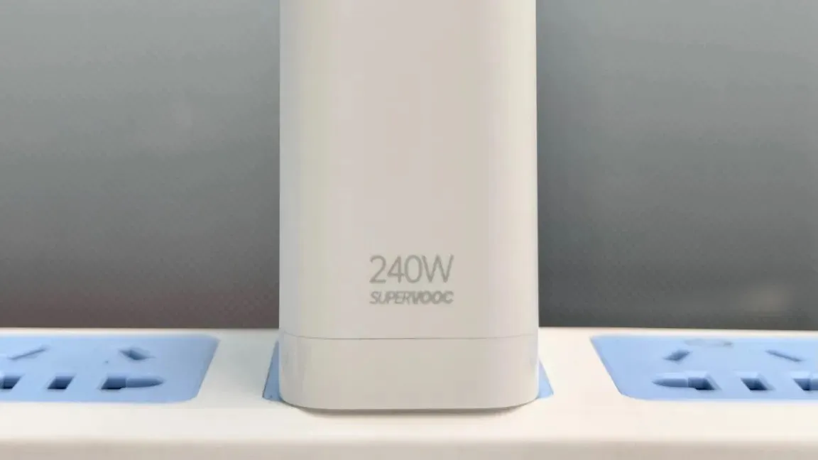 Φόρτιση επόμενης γενιάς 240W της Realme για smartphone εμφανίστηκε σε εικόνα