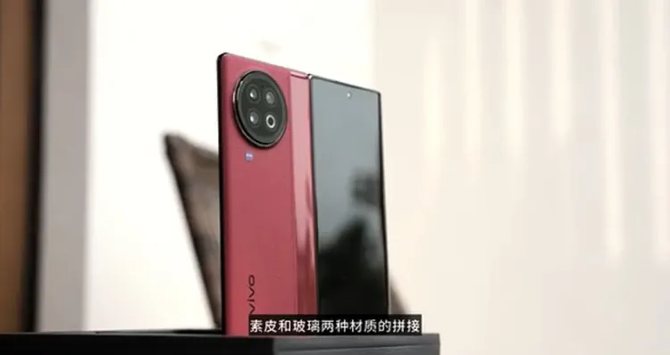 Vivo X Fold 2 red stand
