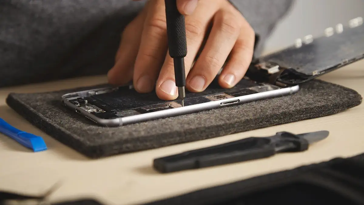 Η Motorola αναθέτει σε εξωτερικούς συνεργάτες το 90% των τηλεφώνων της, η Xiaomi το 78% ενώ η Apple καθόλου