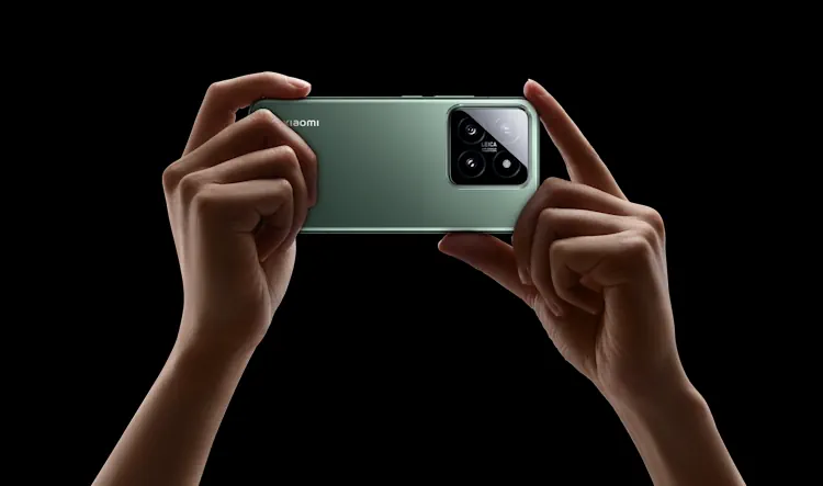 xiaomi 14 green both hands
