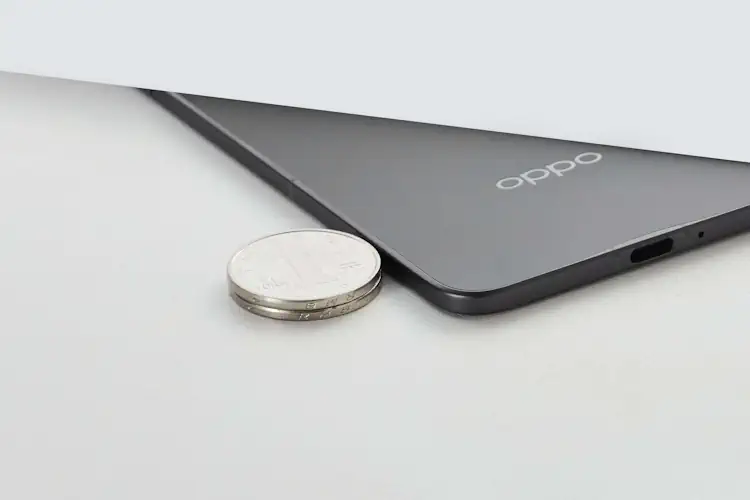 Oppo Find N5 slim vs coins