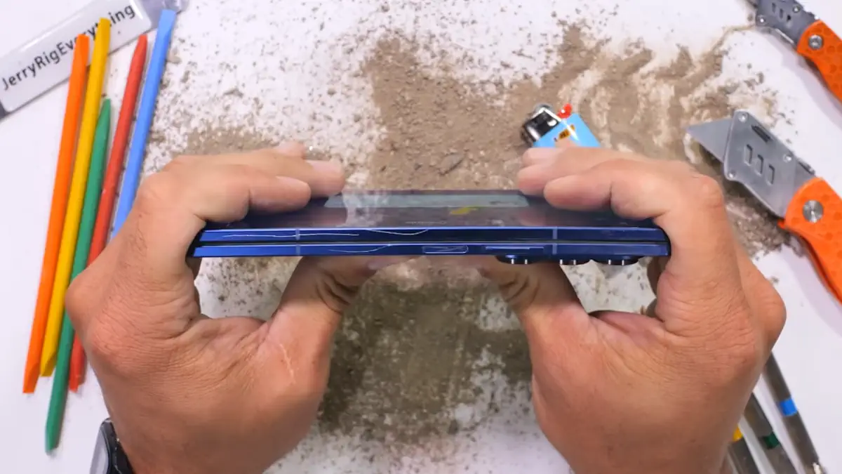 Samsung Galaxy Z Fold 7: Πιο λεπτό και δυνατό, αλλά με την ίδια εύθραυστη εσωτερική οθόνη
