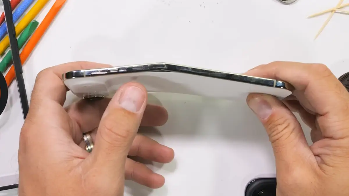 iPhone Air: Επιβιώνει το περίφημο bend test του JerryRigEverything – Τέλος στους φόβους για Bendgate 2.0