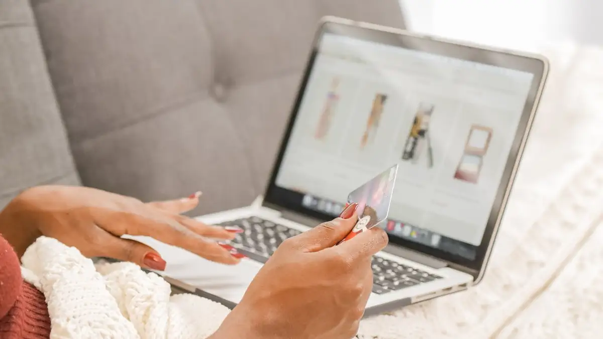 Τα ελληνικά e-shops υπό πίεση από τα κινεζικά marketplaces — τι δείχνουν τα νούμερα