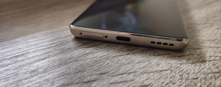 realme 12 pro plus bottom