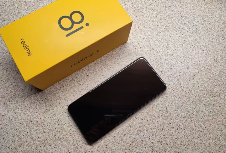 realme 8i design